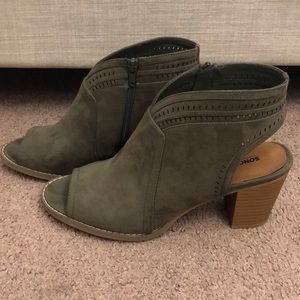 One-toe ankle booties